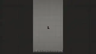 Маленький мальчик на лифте катался