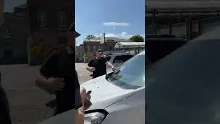 Жесть на сто. Разбили стекло клиенту.