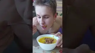 обиженки, которые дитями не занимаются, не смотрите на трусы, посмотрите какой парень вымахал!