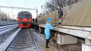 Выживет ли человек, попавший под поезд, если успеет лечь между рельсов