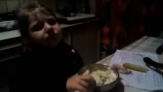 Папа учит дочь кушать самостоятельно !