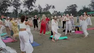 Русские бабушки в трансе на пляже Арамболя. 