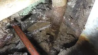 Сгнила труба на холодной воде. Как работает аварийная служба?