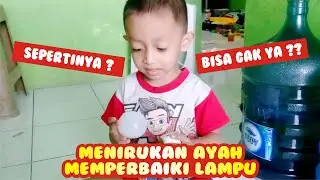 Anak 3 tahun menirukan ayahnya service lampu, Kira-kira bisa gak ya ???