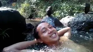 Ngintip mandi di kali