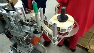 Апликатор для нанесения самоклеющейся этикетки на сувенирную продукцию.