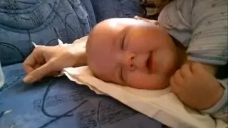 Мама ласкает младенца  Очень трогательно!