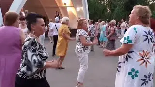 А ЗА НЕЙ ІВАНКО, ЯК БАРВІНОК В'ЄТЬСЯ! СЧАСТЛИВЫЕ МОМЕНТЫ ИЗ ПАРКА ГОРЬКОГО ХАРЬКОВ ТАНЦЫ
