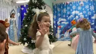 Новогодний утренник в младшей группе "Волшебные огоньки"