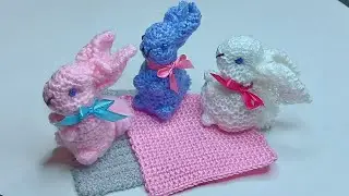 Кролик з в'язаних квадратиків