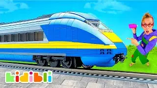 Kinder spielen mit echtem Zug und Spielzeugzug! 🚂🚨 Lernvideos über Züge für Kinder | Kidibli
