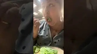 Цезарь вкусный, но порция мизерная такая 