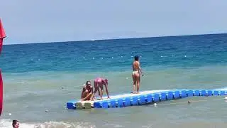 Молодёжь веселится на надувном пирсе