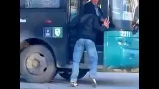 Otobüse bağıran liseliler