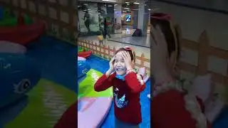 дети играют Алматы Малл 2022ж(1)