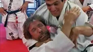 O dia que Chuck Norris conheceu o Jiu-jitsu.