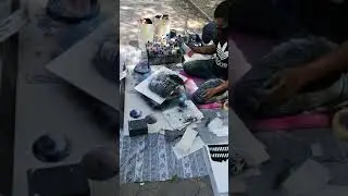 Рисует красками