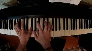 Учусь играть на пианино седьмой месяц, короткое и ломаное арпеджио ре-мажор.