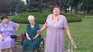 Перехожі зупинились щоб послухати цю зворушливу жіночку! До сліз! Червона калина