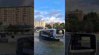 Электрический речной трамвайчик отправляется от пристани Москва-сити