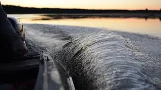 Закат на реке. Брызги воды. Красота.