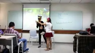 Cô póe quàng khăn đỏa
