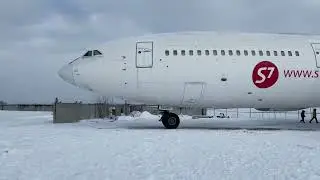 Экспонаты самолетов в аэропорту Толмачево