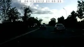 В зеркало не смотрит
