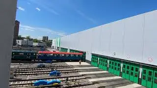 номерной поезд метро выезжает из депо