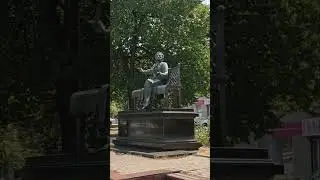 Новороссийск. Памятник поэту.