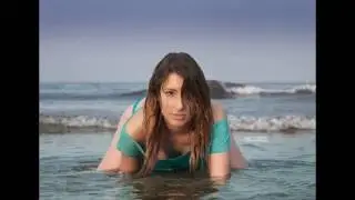 Sesión de fotos con una modelo en la playa