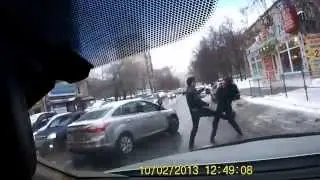Драка на дороге  Пешеход против водителя Форда
