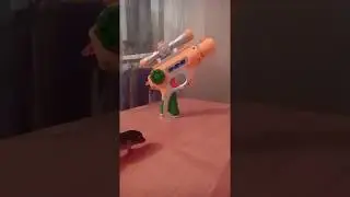 Пистолет и свинья в замедленной съёмке