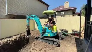 Копка бассейна мини экскаватор, работаем в тесных условиях.