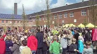 Scoolkids in de Schransdriesstraat op 4 april
