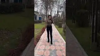 Шах поймал/ её в измене.
