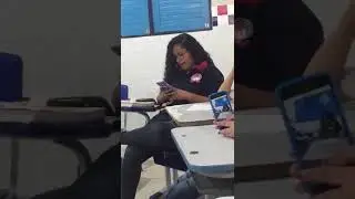 Menina cantando Whitney Houston na escola