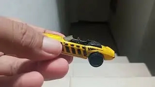 Balapan Mobil Kecil Turun Tangga Gelap di Rumah Renovasi