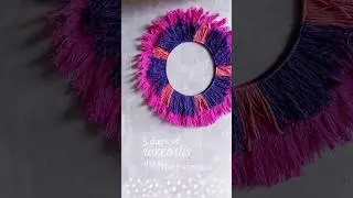 5 days of wreaths, day 5 the yarn one! Fun, bold and easy to make #christmascrafts #christmaswreath