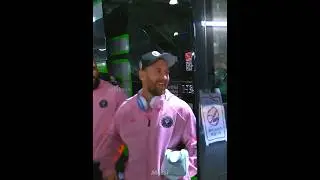 Players Leave the Bus + Pique 😂