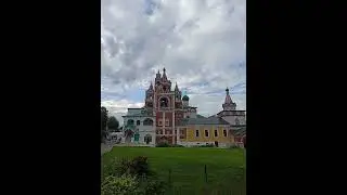 САВВИНО - СТОРОЖЕВСКИЙ МОНАСТЫРЬ, во время вечерней службы.