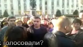 Сход рабочих завода И. Седина напротив администрации края