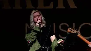 Arctic Monkeys - Old Yellow Bricks (LIVE)