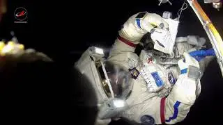 Российские космонавты снимают на камеру прогулку по космосу