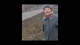 пусть будет стыдно людям/ бабушка ходит  и убирает мусор