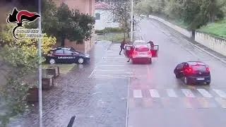 Carabinieri in azione per fermare una banda di rapinatori, il video dell'operazione