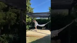 Приятный отдых на гамаке. Теплый солнечный день #shorts