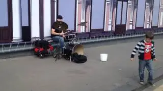 Мальчик и уличный барабанщик