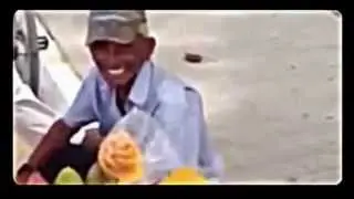 duo lucu kupas mangga kelihatan giginya