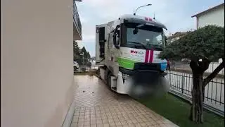 Camion entra nel giardino di un condominio dopo l'incidente